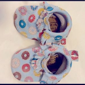 Freshly Picked moccasins boy/girl size 2 donut